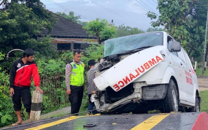Polisi melakukan evakuasi di lokasi kecelakaan ambulans dengan truk tangki, Sabtu (4/3). (Satlantas Polres Wonogiri)