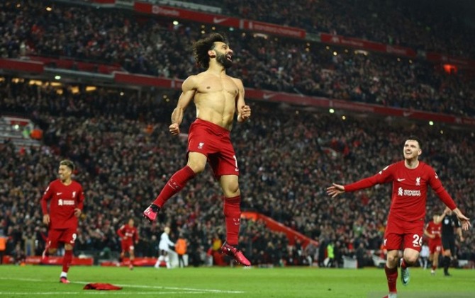 Selebrasi Mohamed Salah (tengah) setelah mencetak gol keenam Liverpool dalam pertandingan Liga Premier Inggris melawan Manchester United di Anfield, Senin (6/3) dini hari. (ANTARA/REUTERS/CARL RECINE)