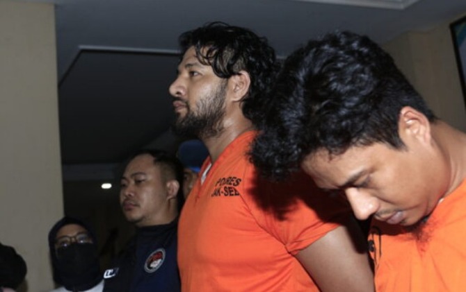 Ammar Zoni menggunakan pakaian tahanan berwarna orange di Mapolres Jakarta Selatan. (Abdul Rahman/ JawaPos.com)