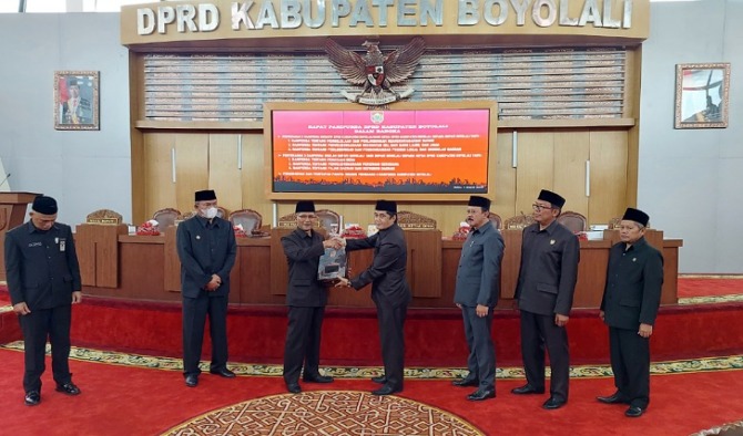 Penyerahan dokumen enam raperda dari Ketua DPRD Boyolali Marsono kepada Bupati Boyolali M. Said Hidayat dalam rapat paripurna di gedung dewan, Rabu (1/3/2023). (RAGIL LISTIYO/RADAR SOLO)