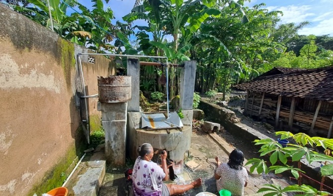 Sumur timba di Dusun Eromoko Wetan RT 06 RW 03 Desa/Kecamatan Eromoko, Kabupaten Wonogiri yang meluap. Luapan air dimanfaatkan untuk mencuci baju, Sabtu (4/3/2023).
