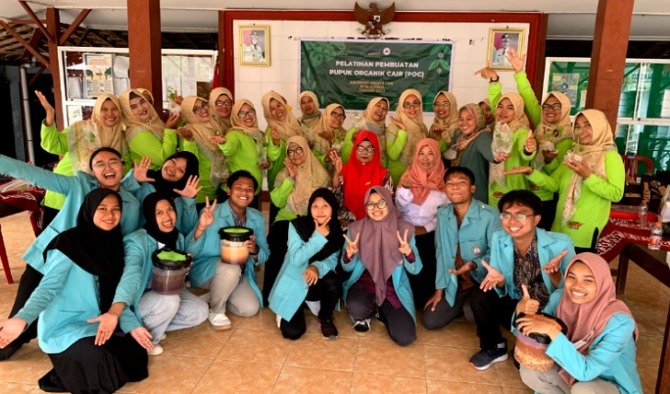 Tim KKN UNS bersama warga di Balai Desa Ngreco, Kecamatan Weru, Kabupaten Sukoharjo. Para mahasiswa turut membantu mengangkat potensi pertanian. (Ist)