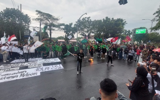 Demo tolak UU Cipta Kerja digelar aliansi mahasiswa Kota Solo di depan gedung DPRD Kota Solo, Kamis (30/3). (ANTONIUS C/RADAR SOLO)