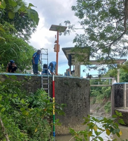 Pemasangan EWS berbasi IoT kreasi mahasiswa UNS di pintu air salah satu sungai yang bermuara ke Waduk Cengklik, Boyolali. (RIZKY JOANDITYA FOR RASO)