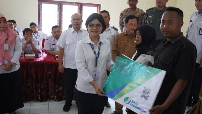 Direktur Utama PT Jasamarga Solo Ngawi Mery Natacha Panjaitan serahkan secara simbolis bantuan stimulus kepesertaan BPJS Ketenagakerjaan bagi 100 pekerja informal atau pekerja rentan di Kecamatan Ngemplak, Kabupaten Boyolali di aula kantor kecamatan setem