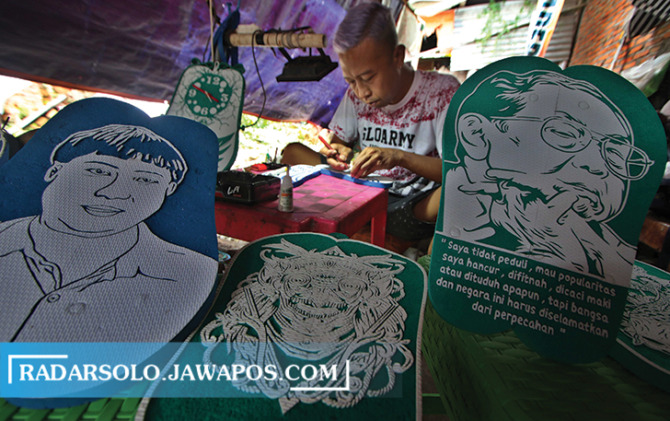 BUTUH KETELITIAN: Karya seni dari sandal jepit yang dibuat Maryanto beragam. (ARIEF BUDIMAN/RADAR SOLO)