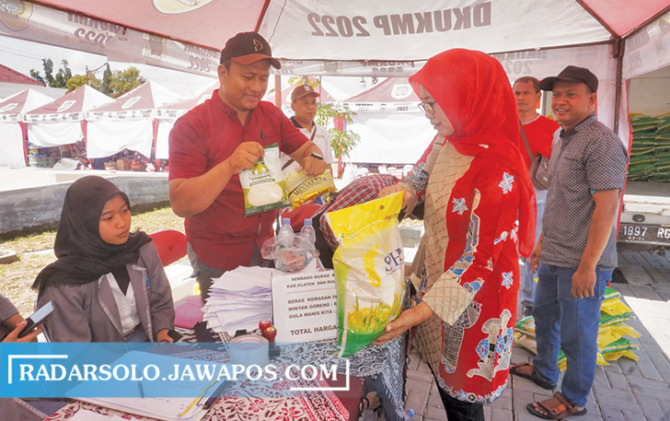 JADI BURUAN: Kepala DKPP Klaten Widiyanti saat mengecek gelaran bazar pangan murah di halaman Grha Bung Karno, Kelurahan Buntalan, Kecamatan Klaten Tengah. (ANGGA PURENDA/RADAR SOLO)