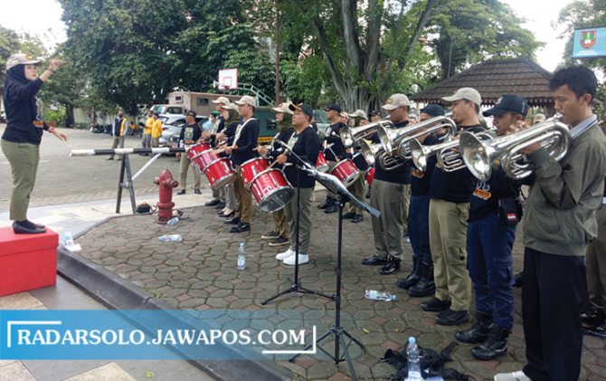 SALING PADU: Korp Musik Gita Praja Wibawa saat latihan sebelum tampil di depan Balai Kota Surakarta. (SILVESTER KURNIAWAN/RADAR SOLO)