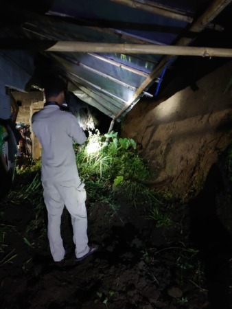 Dinding rumah warga Desa Senden, Kecamatan Selo, Kabupaten Boyolali yang jebol akibat tertimpa longsor, Minggu malam (26/3/2023). (ist)