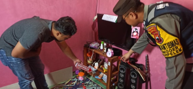 Polisi olah TKP pencurian di Dusun Sumbergeneng RT 01 RW 04, Kelurahan Tengger, Kecamatan Puhpelem, Kabupaten Wonogiri, Selasa (21/3/2023). (HUMAS POLRES WONOGIRI FOR RADAR SOLO).