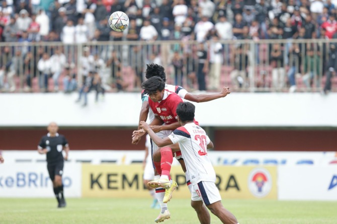 KETAT: Winger Persis Solo Irfan Jauhari saat duel udara dengan pemain belakang Arema FC. Dalam laga ini Laskar Sambernyawa hanya mampu bermain imbang 1-1 dengan Singo Edan. (PERSIS SOLO OFFICIAL)