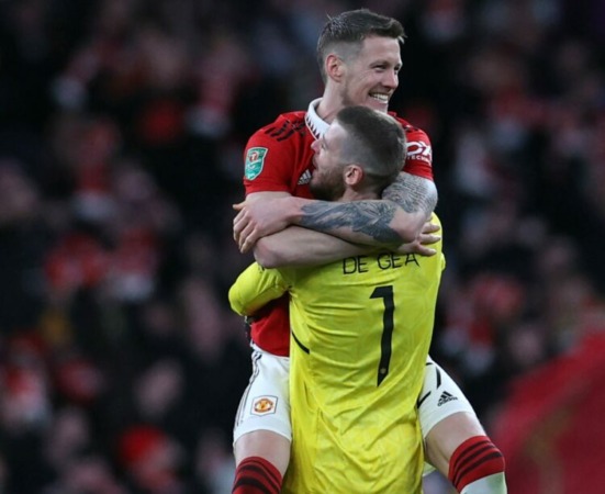 Striker Wout Weghorst dan kiper David de Gea harus melupakan euforia juara Piala Liga karena Manchester United ditunggu West Ham dalam putaran kelima Piala FA di Old Trafford dini hari nanti (2/3) WIB. (ADRIAN DENNIS/AFP)