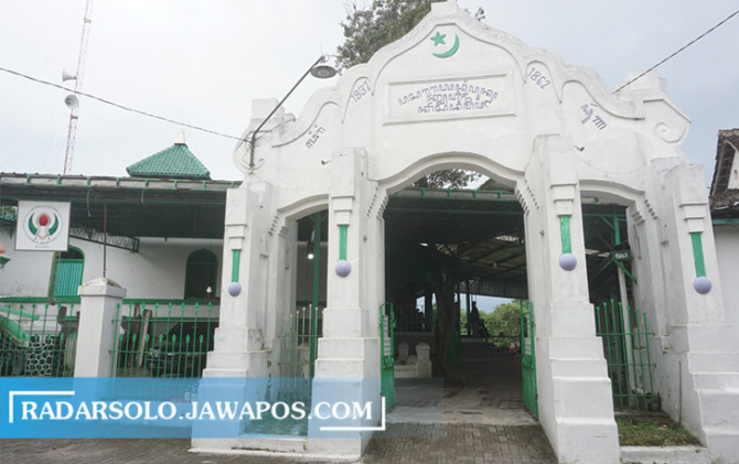 BERSEJARAH: Gerbang masuk Masjid Muslimin Giri Purno yang mirip dengan arsitek Masjid Agung Surakarta. (ANGGA PURENDA/RADAR SOLO)