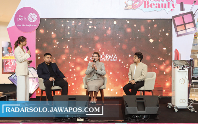 DISAMBUT MERIAH: Founder Norma Aesthetic Clinic dr. Norma Elmawati M. Biomed (AAAM) menjadi narasumber dalam pameran Norma Aesthetic Clinic di The Park Mall Solo Baru, Jumat (10/3/2023). (M. IHSAN/RADAR SOLO)
