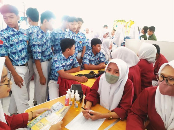 BERI ARAHAN: Siswa SMPN 1 Ngemplak, Boyolali aktif bertanya soal jenjang SMA/SMK. (LUTHFIA HELWA/RADAR SOLO)