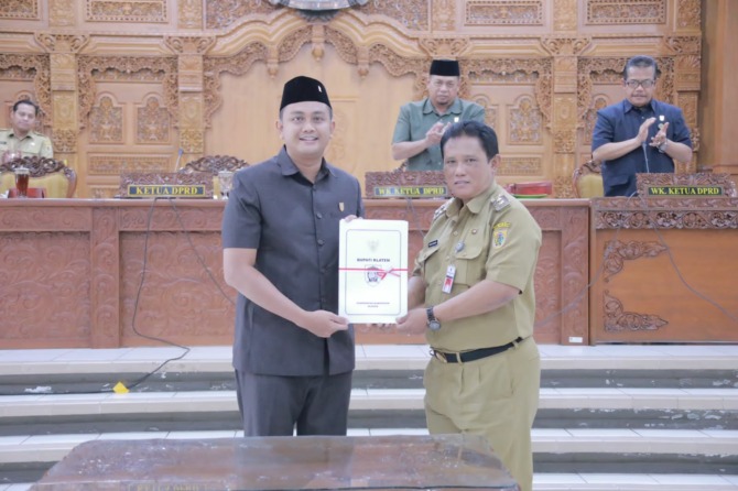 Ketua DPRD Klaten Hamenang Wajar Ismoyo (kiri) saat menerima penyampaian lima raperda dari Wakil Bupati Klaten. (DOK.DPRD KLATEN-ACHMAD SYUKRON)