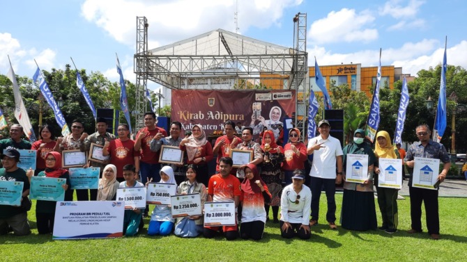 APRESIASI: Stakeholder Relation Manager AQUA Klaten Rama Zakaria (berdiri empat dari kanan) saat foto bersama kader sekolah adiwiyata dan pelajar disabilitas berprestasi serta Forkompinda Klaten. (AQUA KLATEN FOR RADAR SOLO)