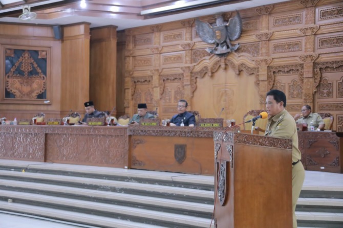 Wakil Bupati Klaten Yoga Hardaya membacakan ringkasan LKPJ Bupati Klaten 2022 dalam rapat paripurna di Gedung DPRD Klaten, Senin (20/3/2023). (ANGGA PURENDA/RADAR SOLO)