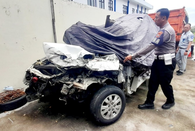 RINGSEK: Kondisi mobil Kijang Innova nopol AA-9330-FK yang terlibat kecelakaan di jalan tol Solo-Sragen, Gondangrejo, beberapa waktu lalu. (RUDI HARTONO/RADAR SOLO)