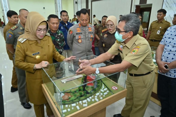 INFRASTRUKTUR Bupati Sukoharjo Etik Suryani lihat maket Taman Budaya Sukoharjo, beberapa waktu lalu. (IWAN KAWUL/RADAR SOLO)