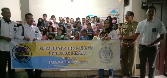 PEDULI: Alumni 94 Bio 1 SMAN 4 Surakarta menggelar baksos penyaluran gizi ke sejumlah panti asuhan di Kota Solo, kemarin. (SEPTINA FADYA/RADAR SOLO)