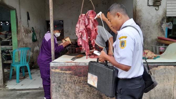 PENCEGAHAN: Petugas DKPP Klaten mengecek daging sapi yang dijual di pasar darurat Pasar Gede Klaten dan Pasar Srago, Rabu (15/3/2023). (DOKUMENTASI DKPP KLATEN)