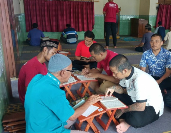 KHUSYUK: Puluhan warga binaan Rutan Klas IA Surakarta mengisi Ramadan dengan berbagai kegiatan positif, termasuk belajar membaca Alquran. (ANTONIUS CHRISTIAN/RADAR SOLO)