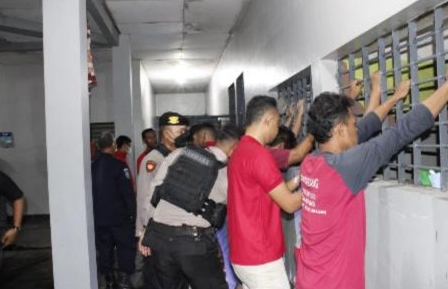 STERILISASI: Penggeledahan barang-barang terlarang di blok hunian Lapas Kelas II A Sragen. (AHMAD KHAIRUDIN/RADAR SOLO)