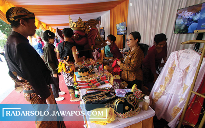 VOKASI: Pameran gelar karya siswa di salah satu SMK negeri di Kota Solo, kemarin (1/3). Mencetak lulusan berkompeten, SMK wajib menyelaraskan kurikulum dengan dudika. (ARIEF BUDIMAN/RADAR SOLO)