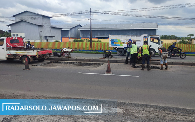 TAK OPTIMAL: Perbaikan jalan di wilayah Kabupaten Sragen dikebut meski masih musim hujan. (AHMAD KHAIRUDIN/RADAR SOLO)
