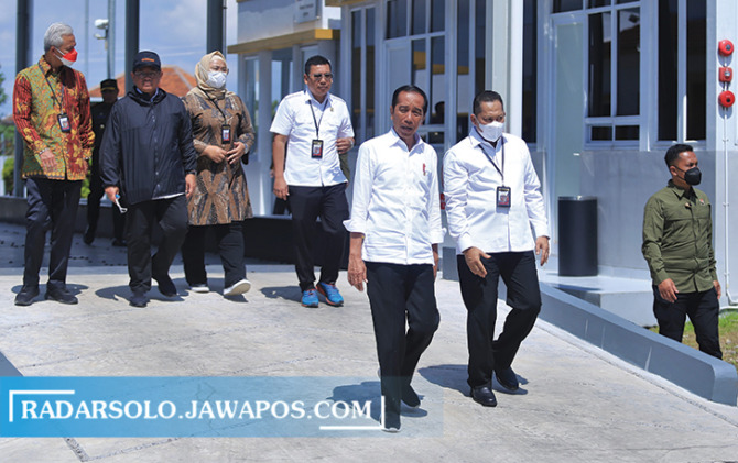 CEK STOK: Presiden Joko Widodo didampingi Direktur Perum Bulog Budi Waseso melihat MRMP Desa Karangmalang, Kecamatan Masaran, Sabtu (11/3/2023). (AHMAD KHAIRUDIN/RADAR SOLO)