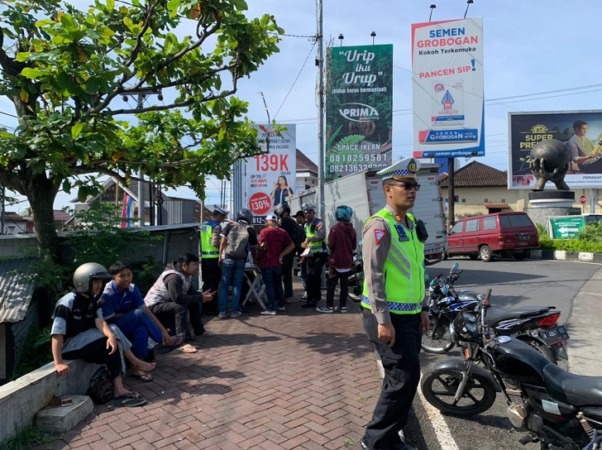 Kasatlantas Polres Boyolali AKP M. Herdi Pratama (kanan) pimpin razia pemeriksaan kendaraan di Simpang Lima Boyolali Kota, Rabu (29/3/2023). (RAGIL LISTIYO/RADAR SOLO)