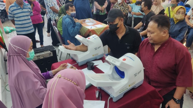 Warga mengikuti pemeriksaan kesehatan yang diinisiasi RSUD dr. Soediran Mangun Sumarso Wonogiri saat Gebyar Ramadan di MPP Nyawiji, Senin (27/3/2023). (IWAN ADI LUHUNG/RADAR SOLO)