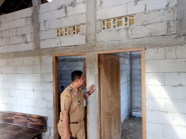 Camat Sukoharjo Kota Havid Danang PW saat cek realisasi bantuan Rumah Tidal Layak Huni (RTLH). (IWAN KAWUL/RADAR SOLO)