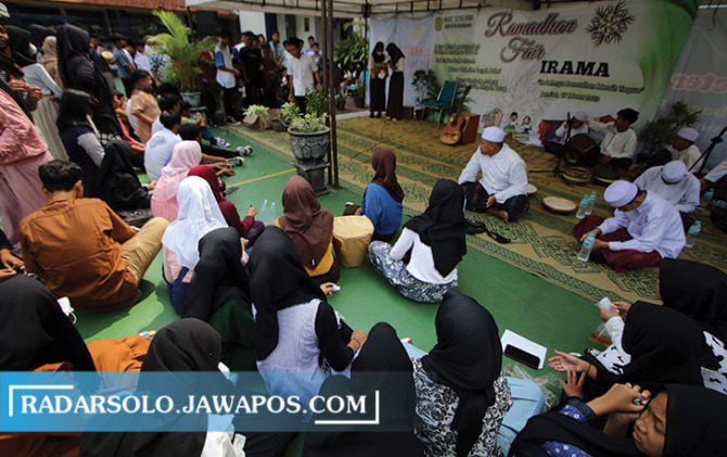MERIAH: Ramadan Fair di halaman SMPN 10 Surakarta, kemarin. (ARIEF BUDIMAN/RADAR SOLO)