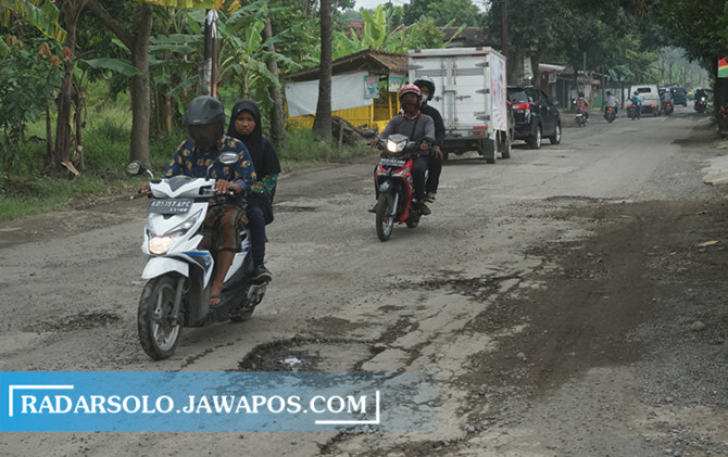 SEGERA DIBETONISASI: Ruas Jalan Raya Wedi-Bayat, Desa Trotok, Kecamatan Wedi yang bakal dibetonisasi oleh Pemkab Klaten. (ANGGA PURENDA/RADAR SOLO)