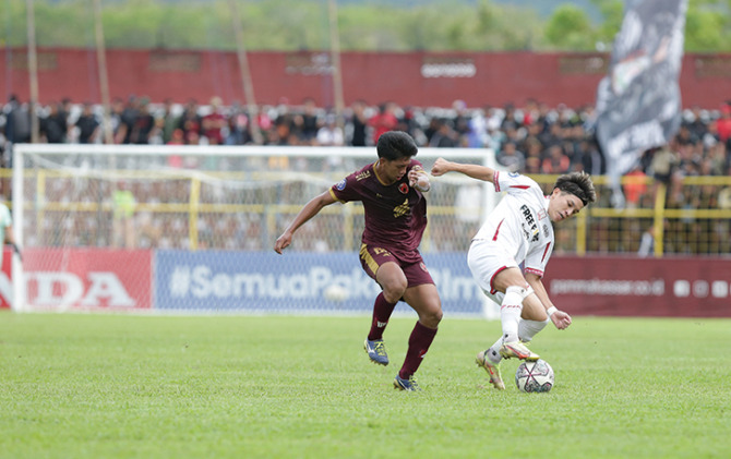 PEMAIN INCARAN: Gelandang Persis Solo Ryo Matsumura (kanan) dijaga ketat pemain PSM Makassar di Stadion Gelora BJ Habibie, Minggu sore (5/3/2023). (PERSIS SOLO OFFICIAL)