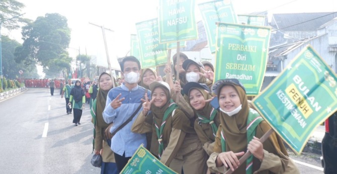 ANTUSIAS: Siswa SMP Birrul Walidain Muhammadiyah Sragen mengikuti pawai Ramadan di Jalan Sukowati, Jumat (17/3/2023). (AHMAD KHAIRUDIN/RADAR SOLO)