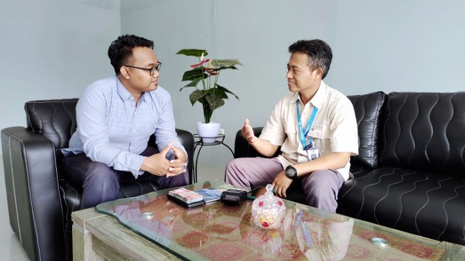 KONSULTASI ZAKAT: M. Purnomo Amil Solopeduli (kanan) menjelaskan dan menghitungkan zakat harta salah seorang donator. (DOK. SOLOPEDULI)