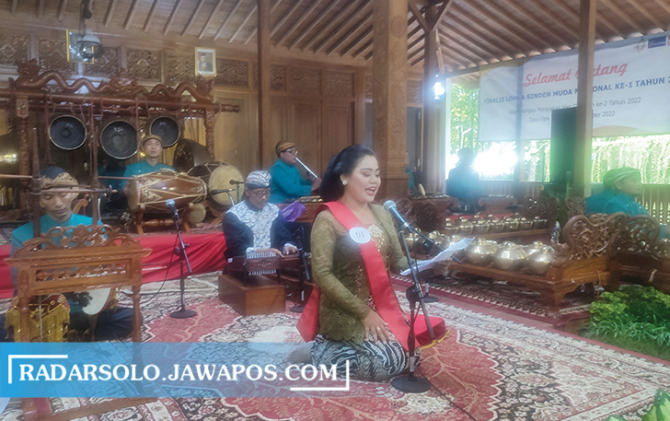POTENSI DAERAH: Seniman sinden Sragen akan didorong agar mengikuti program sertifikasi. (AHMAD KHAIRUDIN/RADAR SOLO)