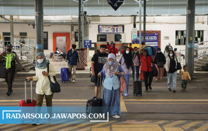Stasiun Solo Balapan menjadi salah satu stasiun yang sibuk melayani pemudik Lebaran di Daop 6. (M. IHSAN/RADAR SOLO)