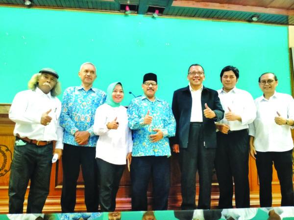 BERKOMPETEN: Lima guru besar yang akan dikukuhkan rektor UNS. (UNS FOR RASO)