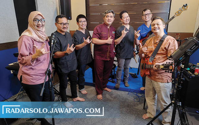 SPESIAL: Anggota The Solo Doctors Band sebelum latihan rutin di Solo Baru. (SEPTINA FADIA PUTRI/RADAR SOLO)
