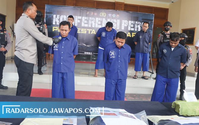 AKHIRI PELARIAN: Tiga tersangka pembobolan ATM berhasil dibekuk di Pasuruan, Jawa Timur, Jumat (24/2/2023). (M. IHSAN/RADAR SOLO)