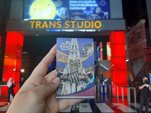 Trans Studio Bandung adalah taman hiburan indoor terbesar di Asia Tenggara. Taman hiburan ini memiliki luas sekitar 4,2 hektar dan terdiri dari berbagai atraksi dan wahana yang dapat dinikmati oleh pengunjung dari segala usia. (RADAR BANDUNG)