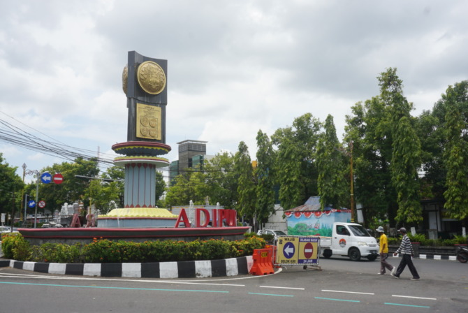 Tugu Adipura yang berada di Jalan Pemuda, Kecamatan Klaten Tengah yang diraih pada 1996 lalu. (ANGGA PURENDA/RADAR SOLO)