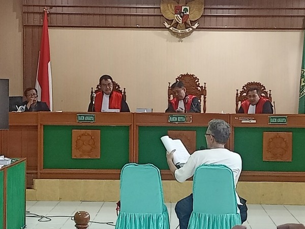 Sidang lanjutan kasus ujaran kebencian ijazah palsu Presiden Jokowi di Pengadilan Negeri Surakarta, Senin (21/3/2023). (ANTONIUS CHRISTIAN/RADAR SOLO)