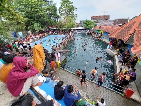 Pengunjung memadati Umbul Sungsang di Kabupaten Boyolali, Rabu (22/3/2023).