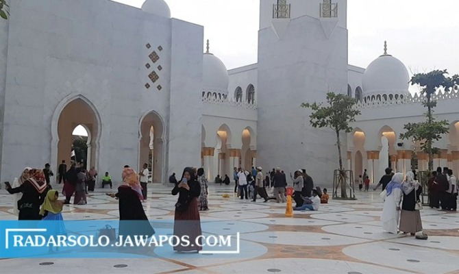 KHIDMAT: Beberapa pengunjung hendak menjalani salat di Masjid Raya Sheikh Zayed, Rabu (1/3/2023). (SILVESTER KURNIAWAN/RADAR SOLO)