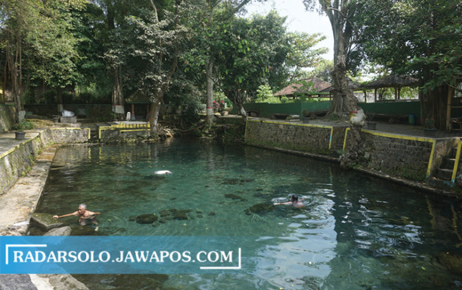 SEJUK: Suasana pemandian air alami di Umbul Gedaren, Kecamatan Jatinom, Klaten. (ANGGA PURENDA/RADAR SOLO)